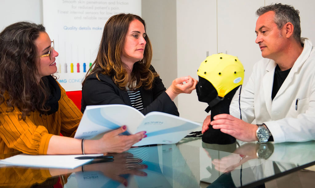 Monia e Barbara Nencioni all'esame di un nuovo prodotto